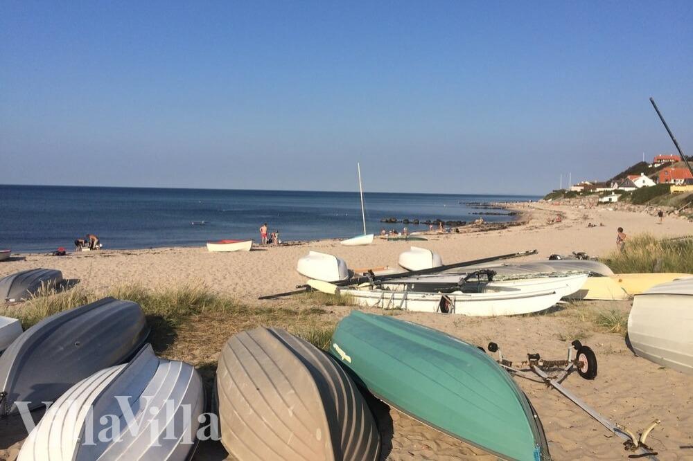 Den vackra stranden i närheten av lyxhus 274 vid Nordsjälland.