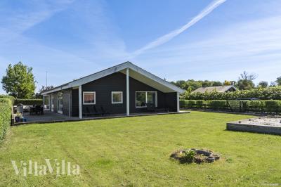 Den praktfulla poolstugan nr 980 med plats för 14 personer ligger i Østjylland