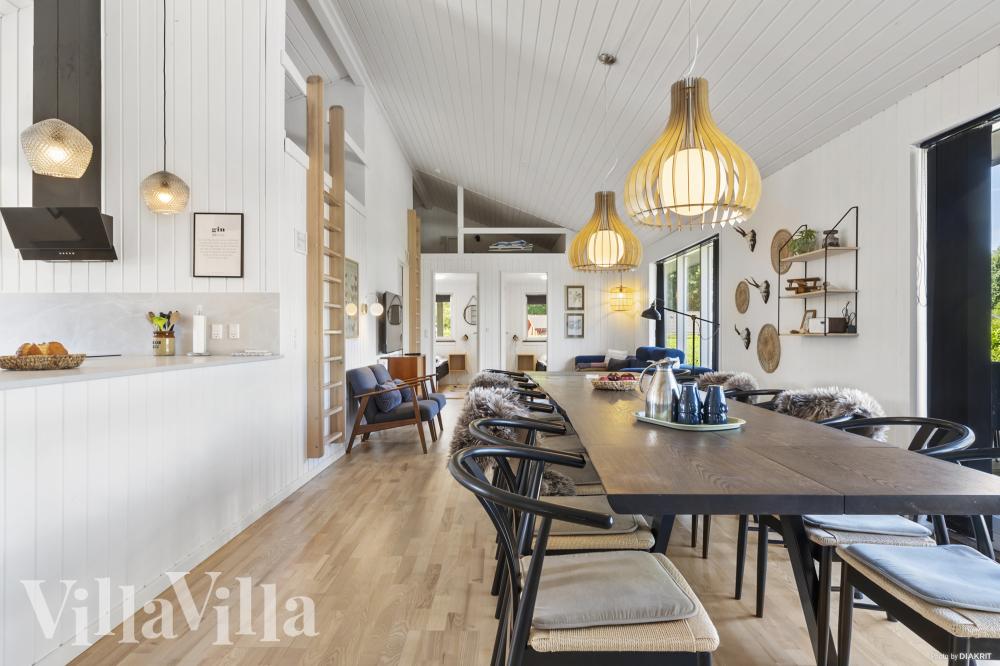 Det stora ljusa vardagsrummet i lyxstuga nr 980 för 14.