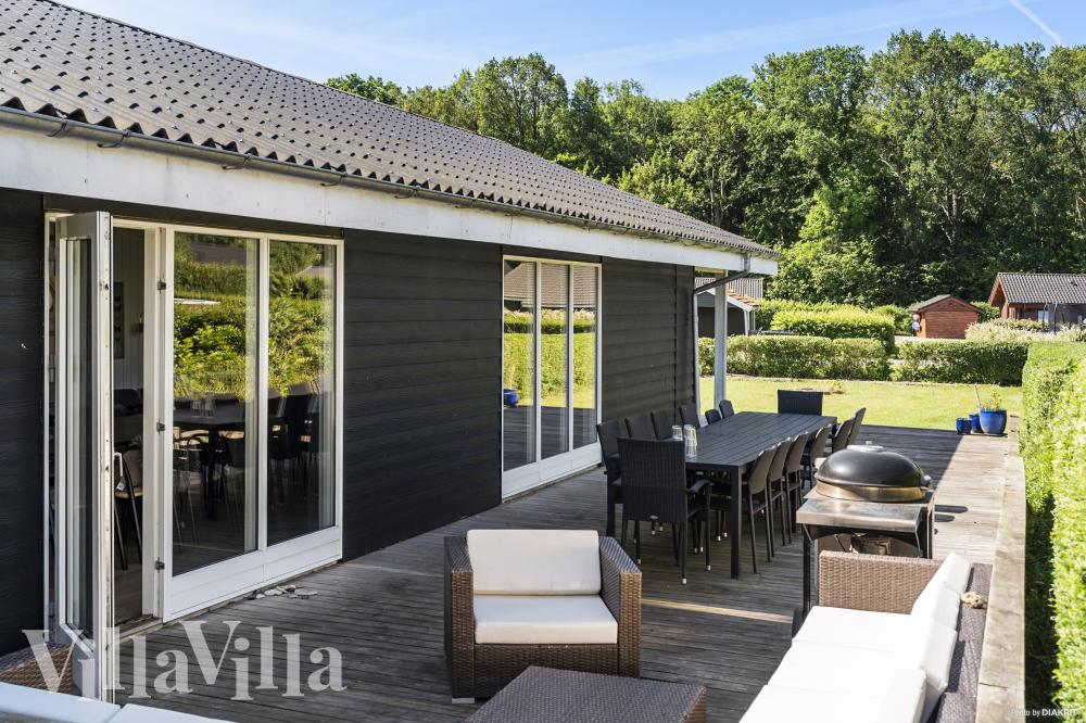 Njut av en grillkväll på terrassen i lyxstuga nr 980 i Østjylland