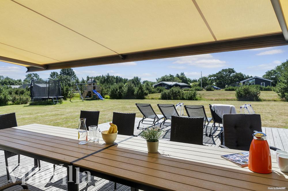 På terrassen i sommarhus nr 969 finns det plats för upp till 12 gäster.