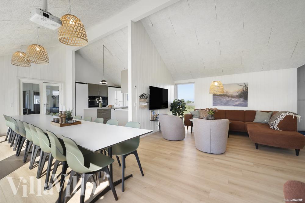 Det stora ljusa vardagsrummet i lyxstuga nr 932 för 20.