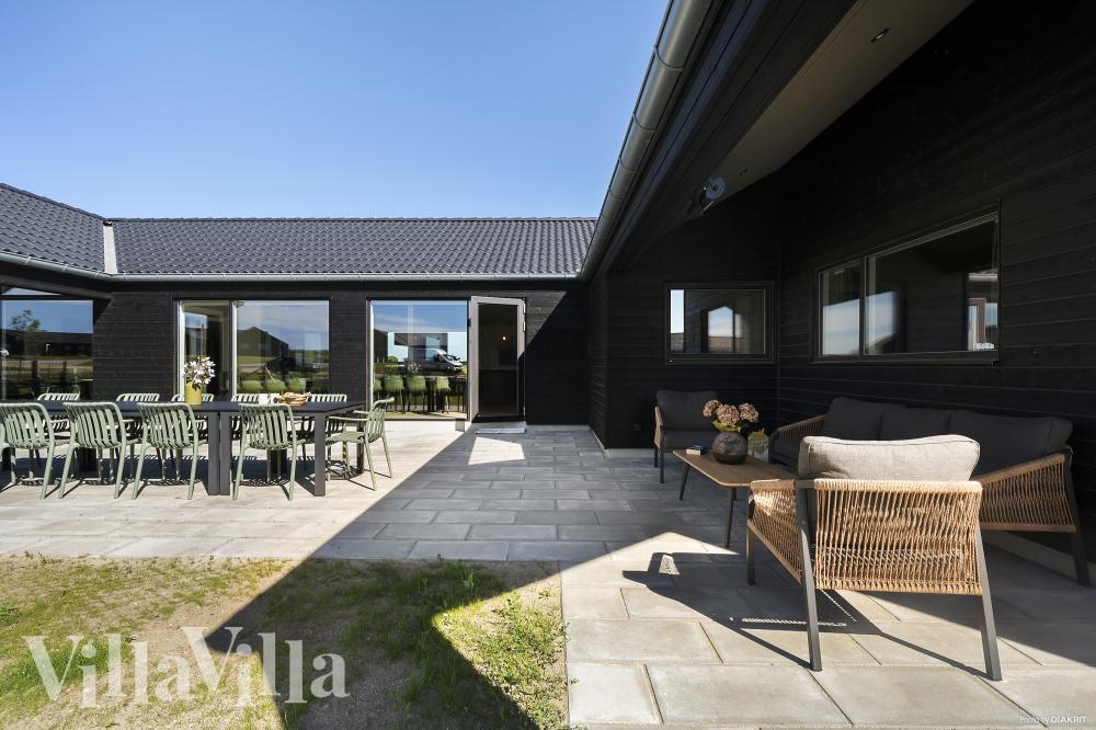 Njut av en grillkväll på terrassen i lyxstuga nr 932 i Fyn och öar