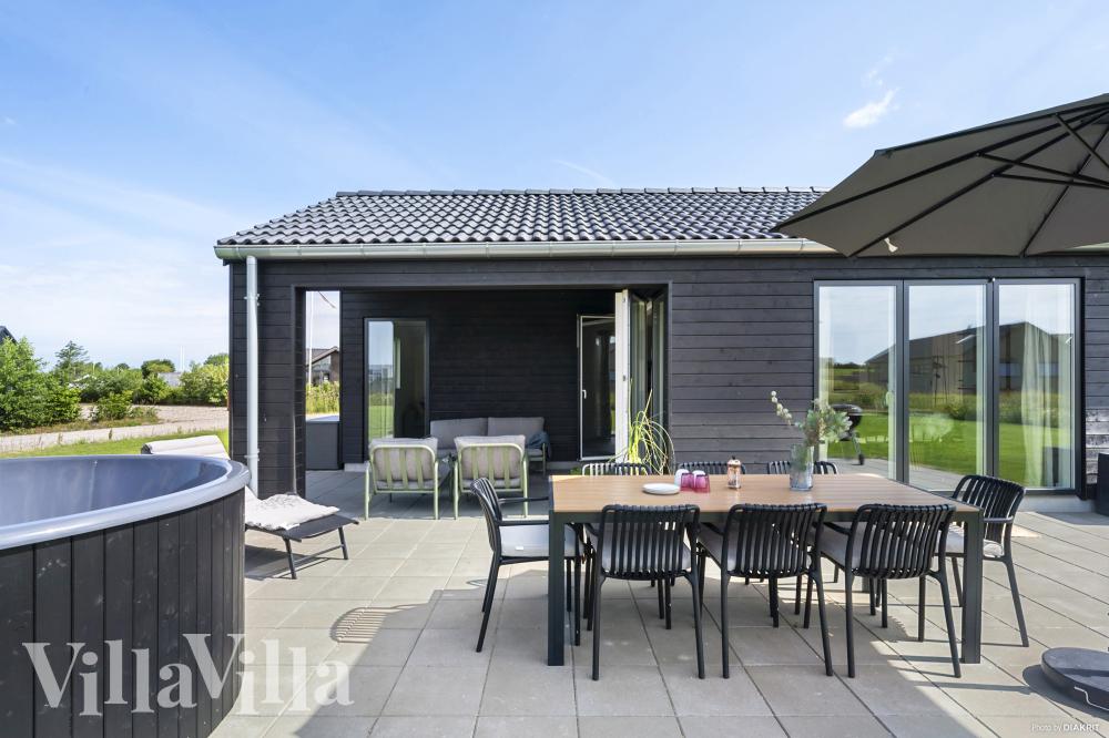 Njut av en grillkväll på terrassen i lyxstuga nr 942 i Fyn och öar