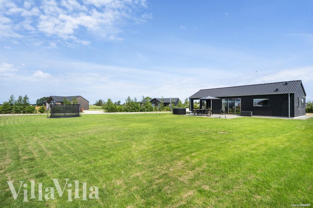 Till den trevliga sommarstugan nr 942 i Fyn och öar erbjuds en mängd utomhusaktiviteter, t.ex. lektorn och gungor