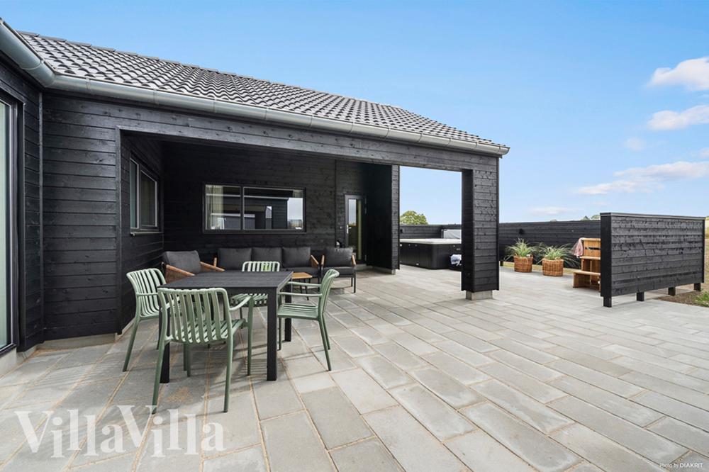 Njut av en grillkväll på terrassen i lyxstuga nr 957 i Fyn och öar
