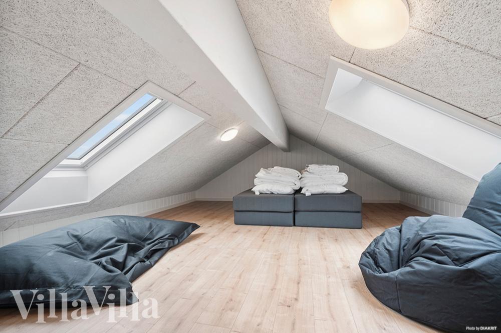 Några av de 16 sovplatserna finns på loftet i lyxstuga nr 957