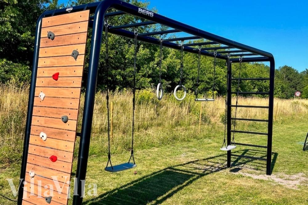 Till den trevliga sommarstugan nr 463 i Vestjylland erbjuds en mängd utomhusaktiviteter, t.ex. lektorn och gungor