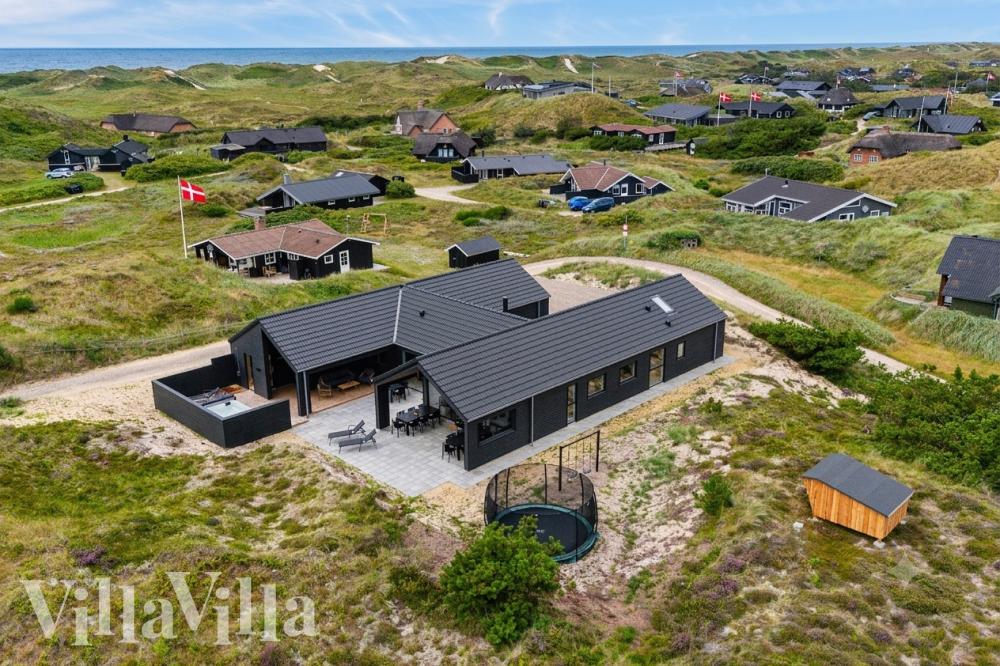 Den praktfulla poolstugan nr 672 med plats för 18 personer ligger i Vestjylland