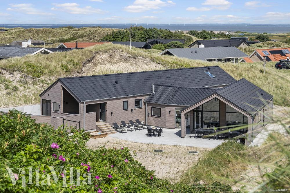 Den praktfulla poolstugan nr 900 med plats för 18 personer ligger i Vestjylland