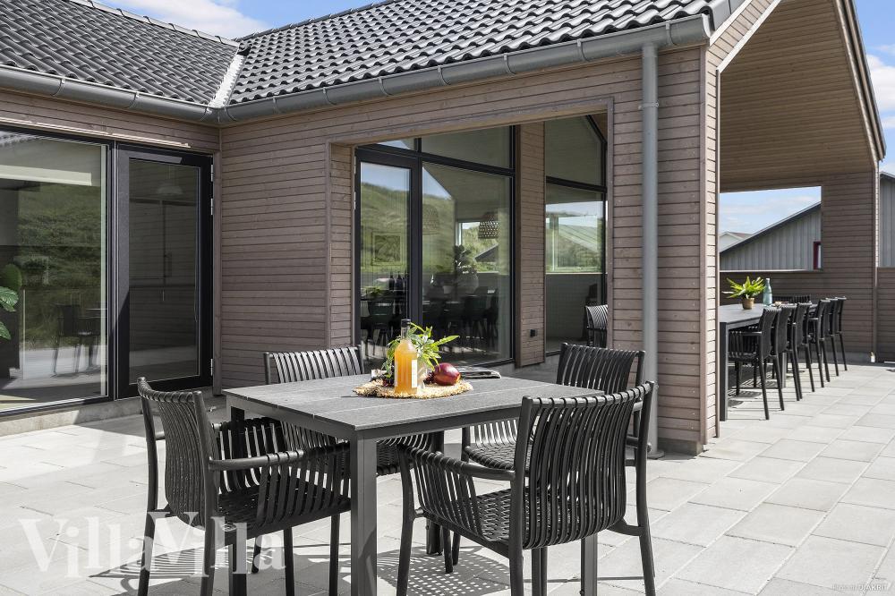 Njut av en grillkväll på terrassen i lyxstuga nr 900 i Vestjylland