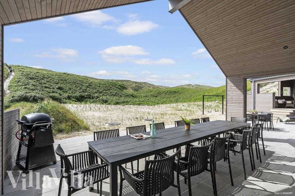 På terrassen i sommarhus nr 900 finns det plats för upp till 18 gäster.