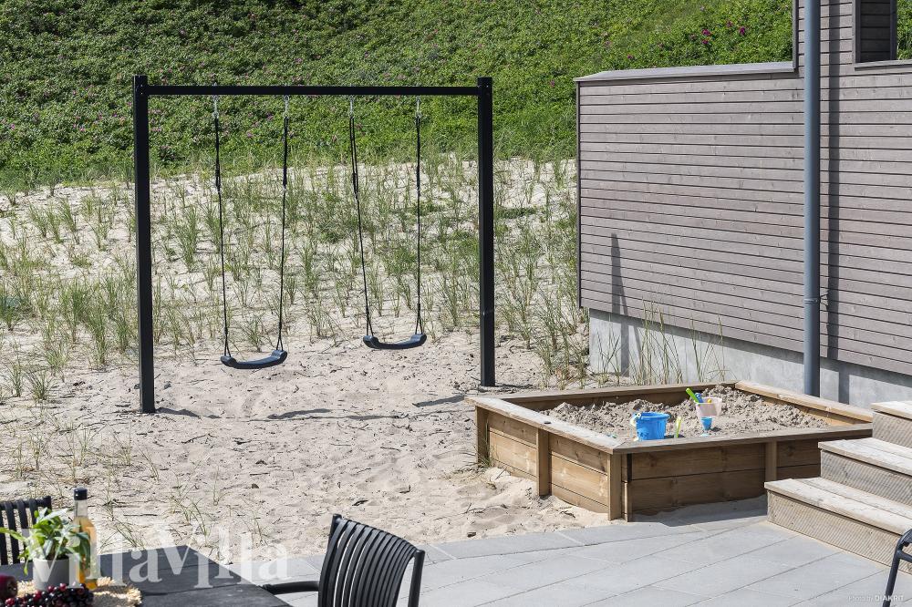 Till den trevliga sommarstugan nr 900 i Vestjylland erbjuds en mängd utomhusaktiviteter, t.ex. lektorn och gungor