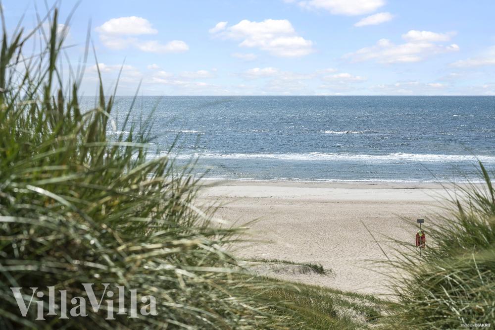 Stranden i närheten av lyxhus 900.