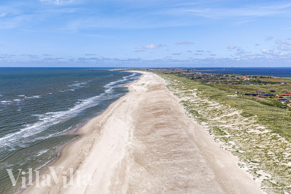 Den vackra stranden i närheten av lyxhus 900 vid Vestjylland.