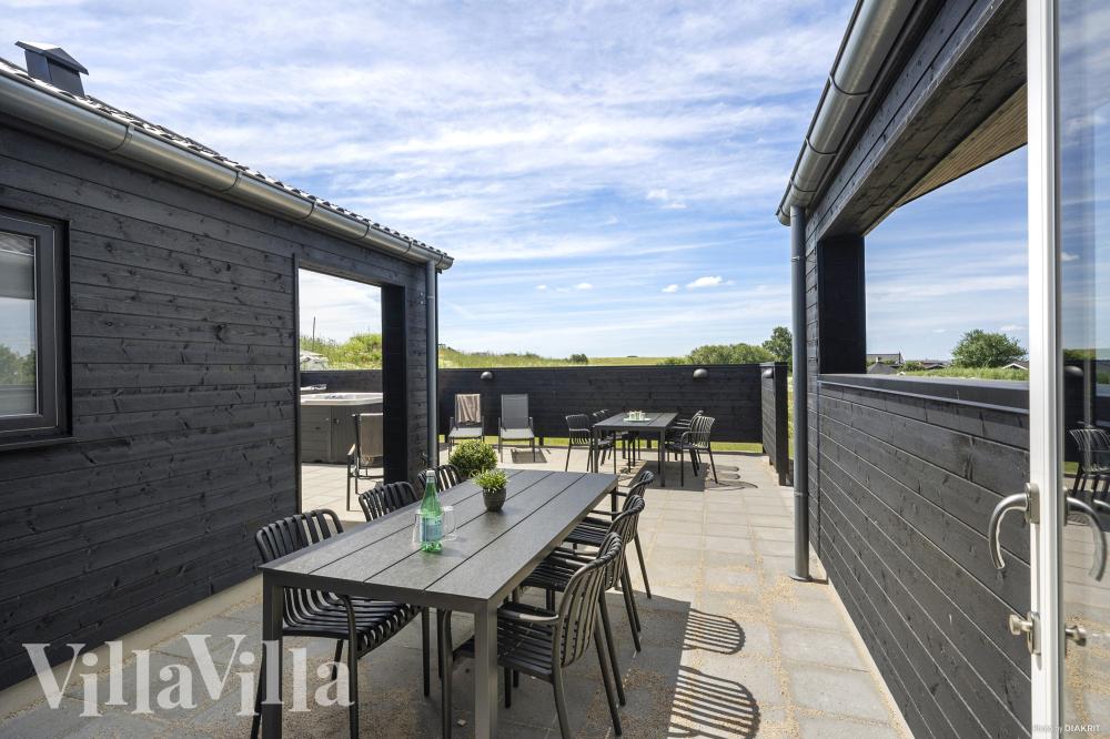 På terrassen i sommarhus nr 958 finns det plats för upp till 12 gäster.
