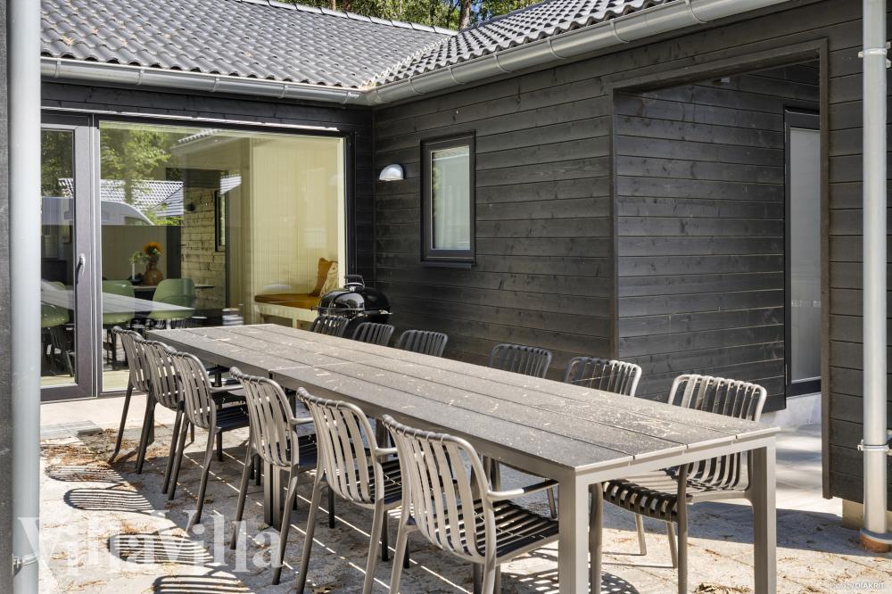 På terrassen i sommarhus nr 987 finns det plats för upp till 12 gäster.