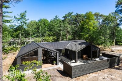 Den behagliga spastugan nr 987 med plats för 12 personer ligger i Bornholm