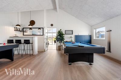 Förutom de många timmar som du kan tillbringa i stugans poolavdelning erbjuder lyxstuga 943 även biljard, bordtennis och dart