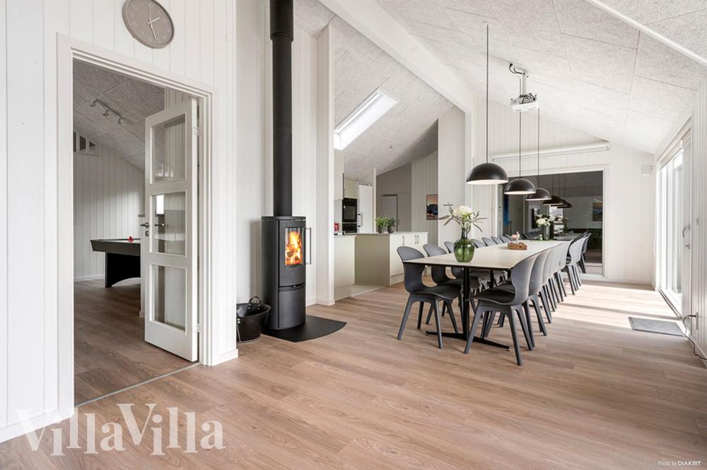 Det stora ljusa vardagsrummet i lyxstuga nr 943 för 18.