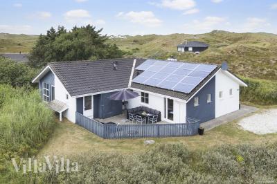 Den praktfulla poolstugan nr 974 med plats för 8 personer ligger i Vestjylland