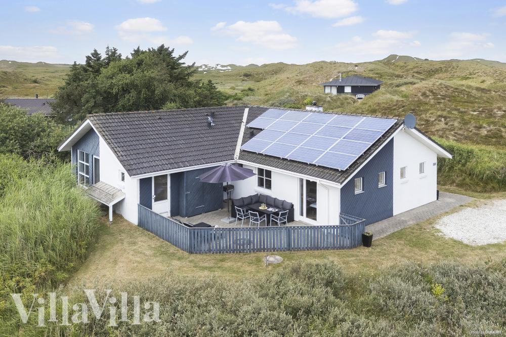 Den praktfulla poolstugan nr 974 med plats för 8 personer ligger i Vestjylland