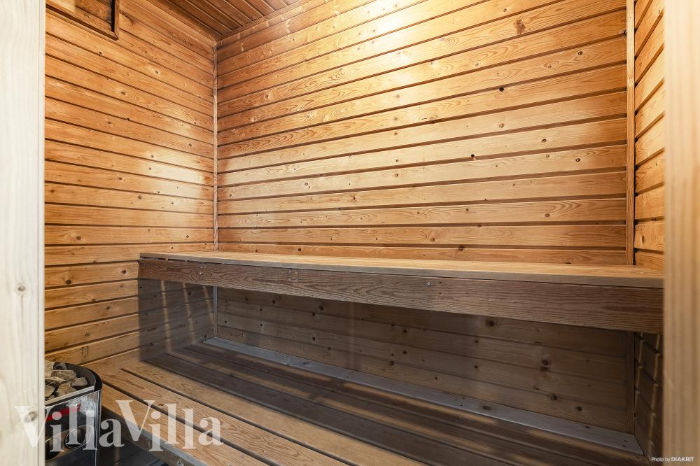 Njut av bastuvärmen i lyxstuga nr 974 för 8 personer