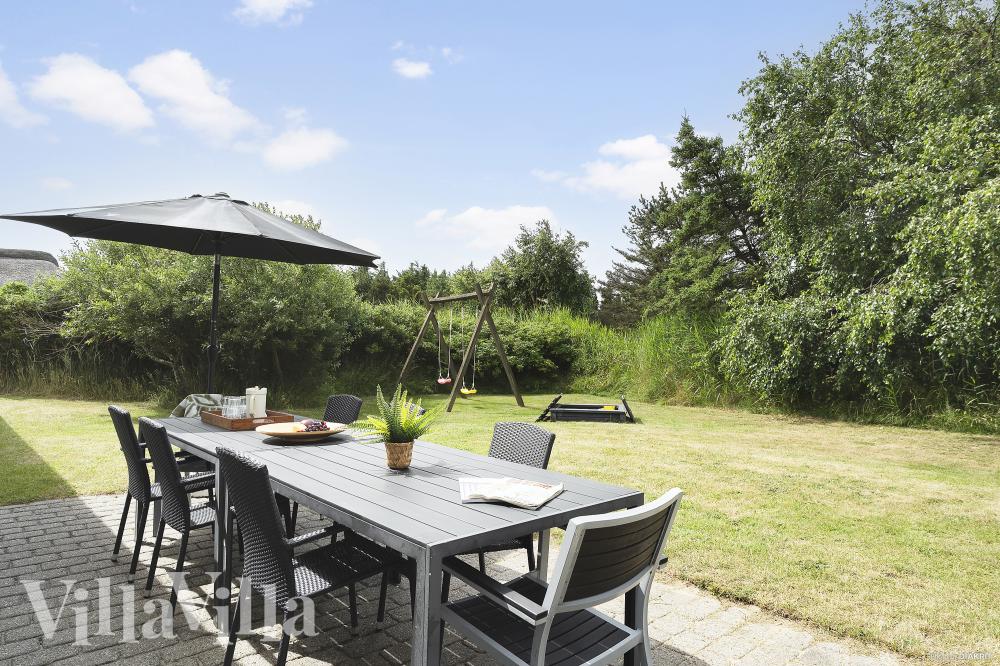 Njut av en grillkväll på terrassen i lyxstuga nr 974 i Vestjylland
