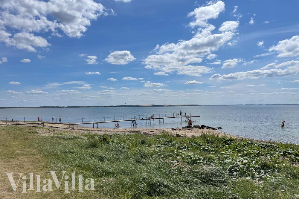 Stranden i närheten av lyxhus 988.