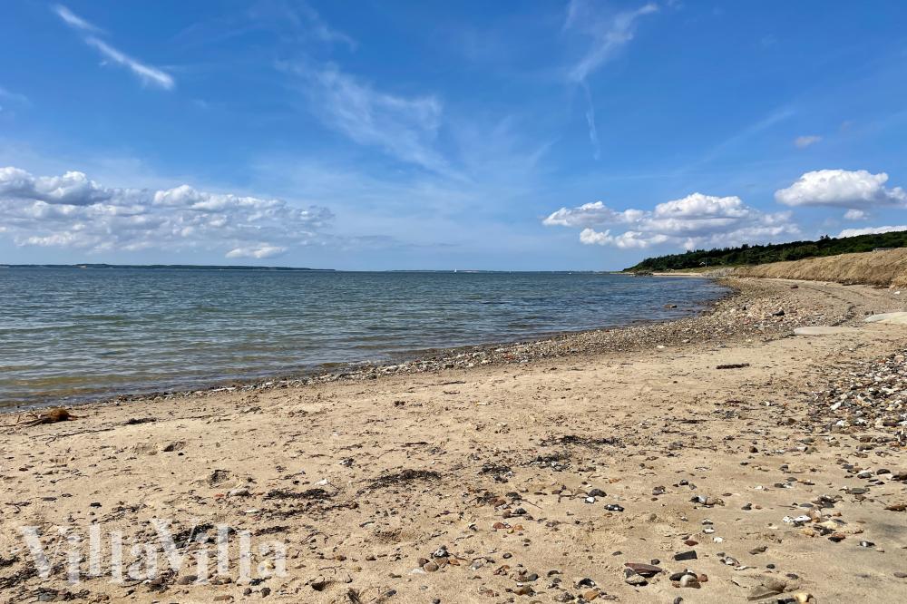 Den vackra stranden i närheten av lyxhus 988 vid Limfjorden.
