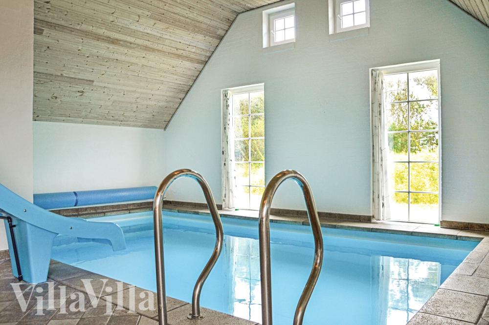 Den härliga poolen i lyxstuga nr 989 för 16 personer