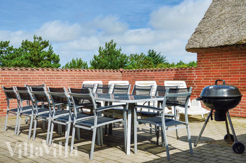 Njut av en grillkväll på terrassen i lyxstuga nr 989 i Vestjylland