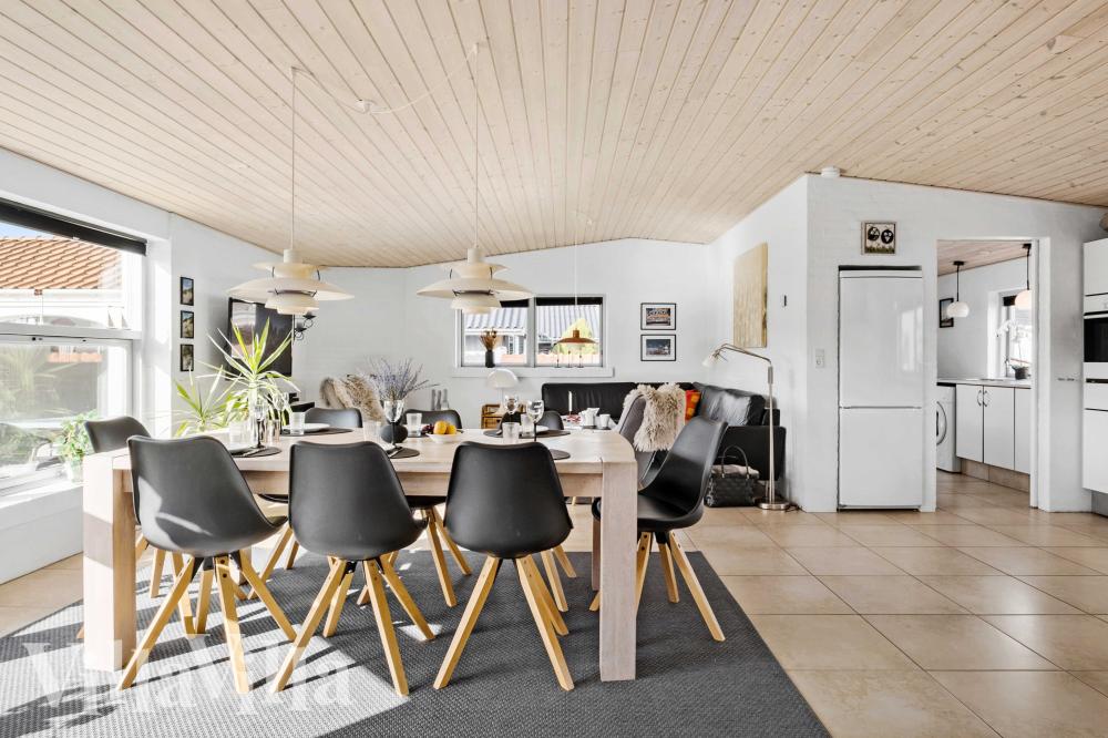 Det stora ljusa vardagsrummet i lyxstuga nr 990 för 8.