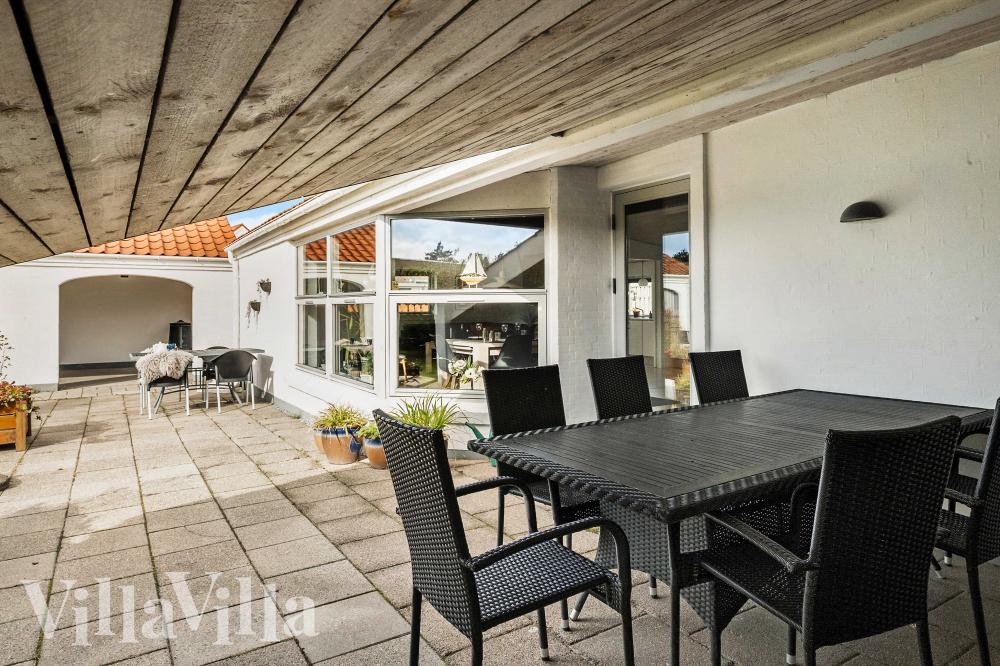 Njut av en grillkväll på terrassen i lyxstuga nr 990 i Nordjylland