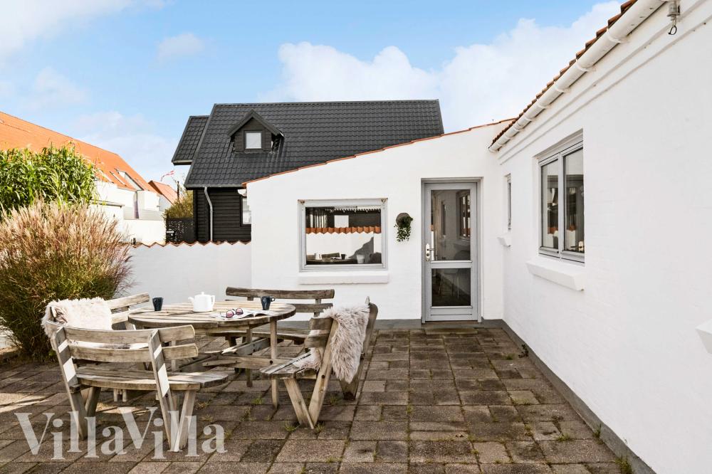 På terrassen i sommarhus nr 990 finns det plats för upp till 8 gäster.