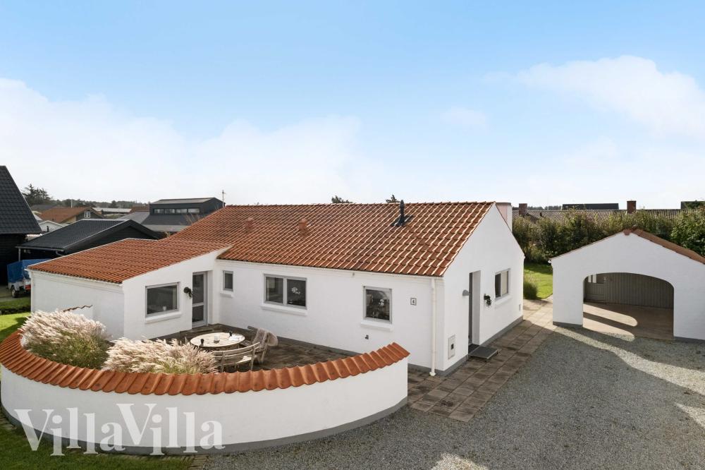 Stor terrass i lyxstuga nr 990 i Nordjylland.