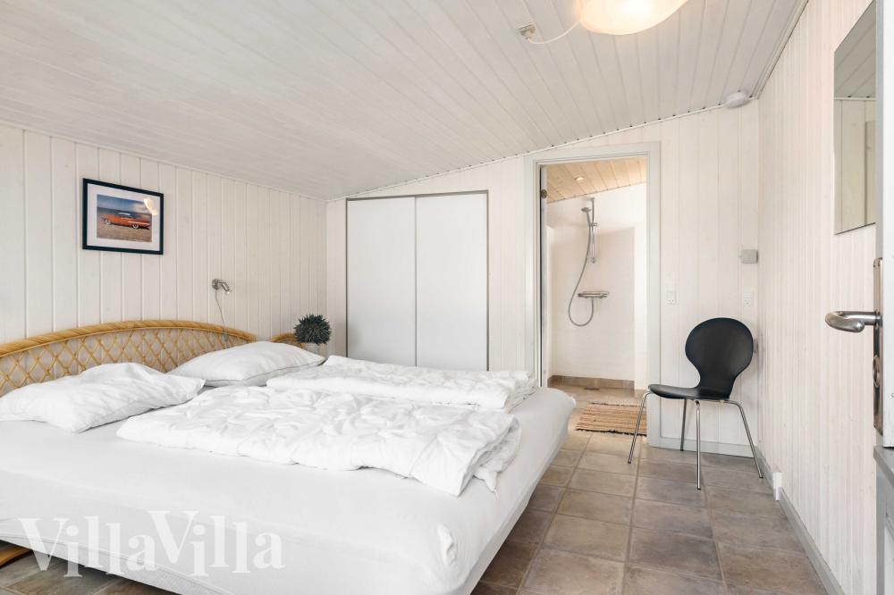 Ett av de 4 utmärkta sovrummen i lyxstuga nr 990 i Nordjylland.