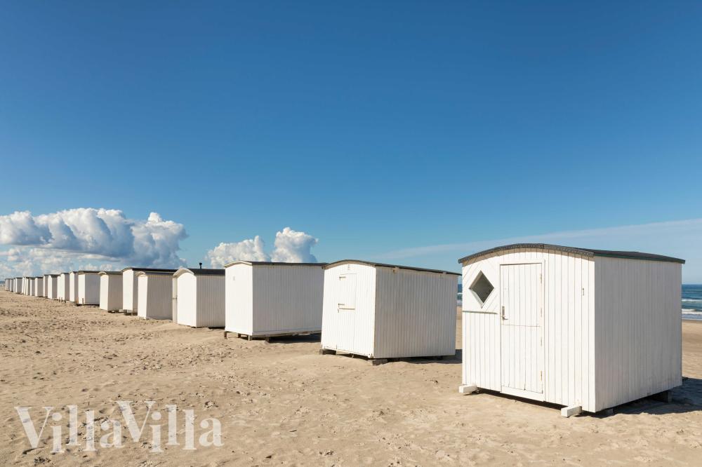 Stranden i närheten av lyxhus 990.