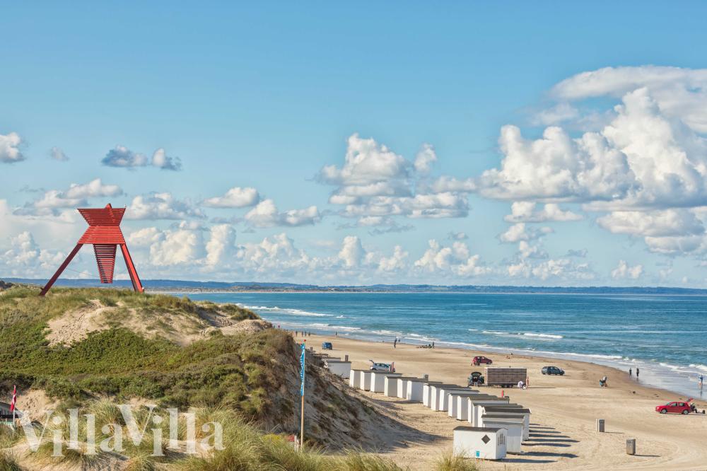 Den vackra stranden i närheten av lyxhus 990 vid Nordjylland.