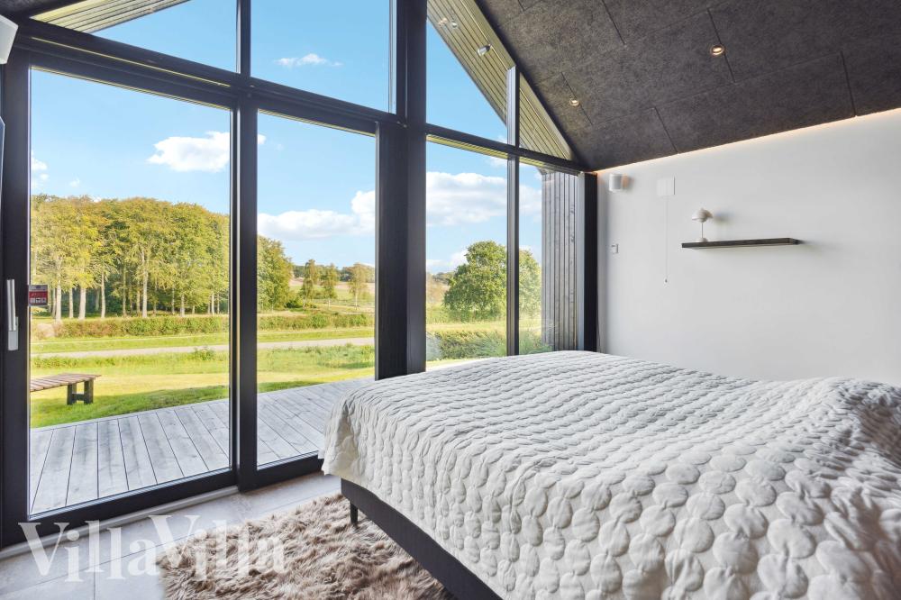 Ett av de 3 utmärkta sovrummen i lyxstuga nr 992 i Sydjylland.