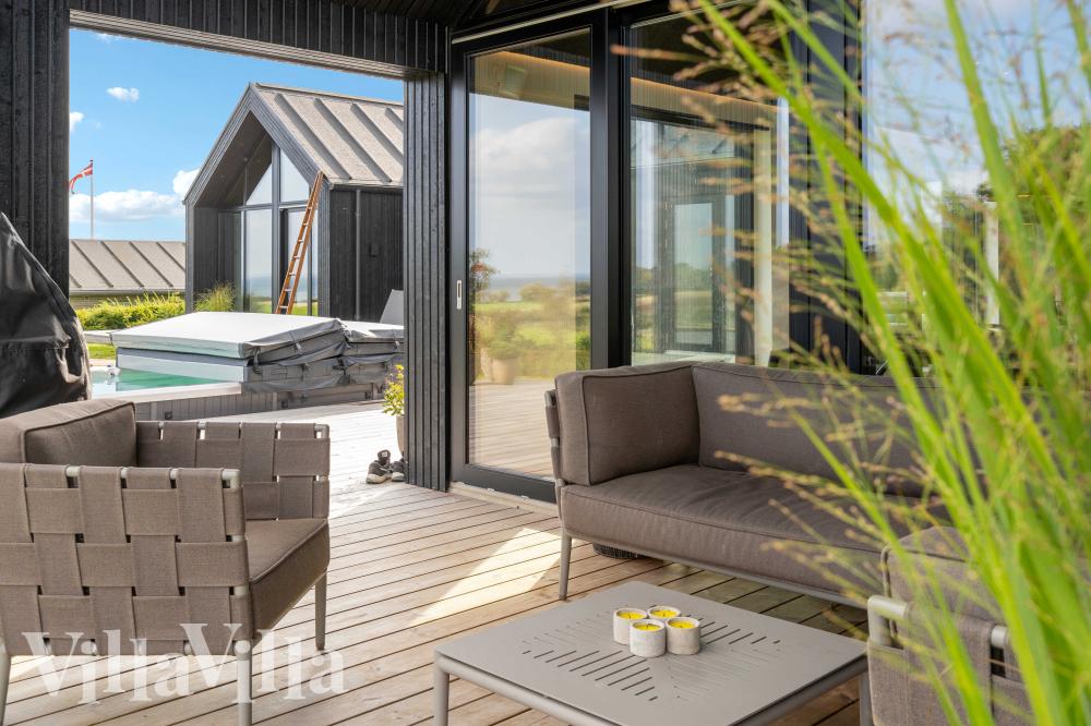 Njut av en grillkväll på terrassen i lyxstuga nr 992 i Sydjylland
