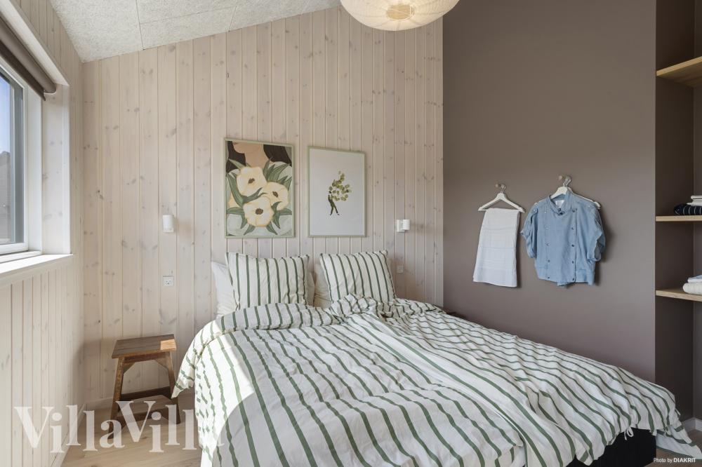Ett av de 6 utmärkta sovrummen i lyxstuga nr 947 i Vestjylland.