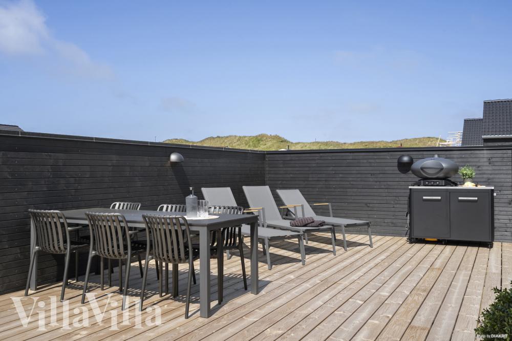 På terrassen i sommarhus nr 947 finns det plats för upp till 12 gäster.