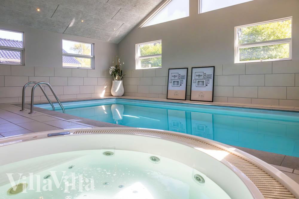 Ta ett dopp i poolen i lyxhus nr 991 i Nordsjälland.