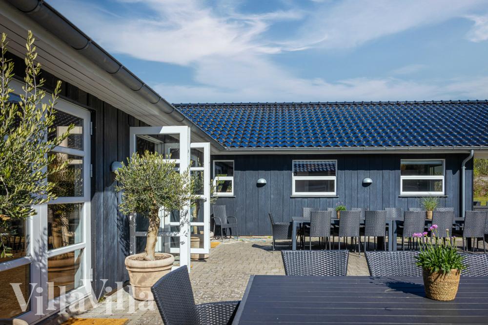 Lyxstuga nr 991 har en härlig terrass med sköna trädgårdsmöbler för 30 personer.