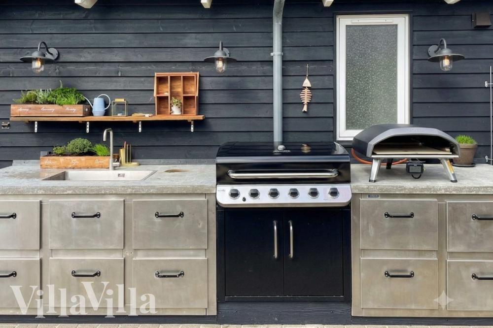 På terrassen i sommarhus nr 293 finns det plats för upp till 22 gäster.