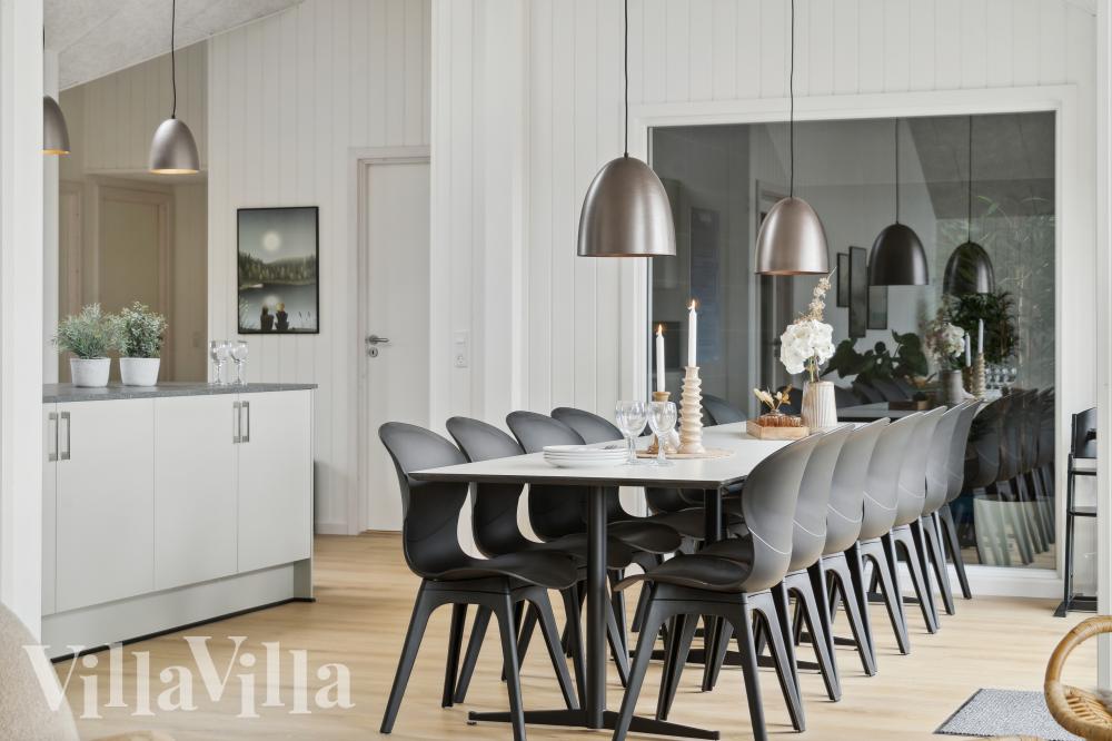 Det stora ljusa vardagsrummet i lyxstuga nr 972 för 16.