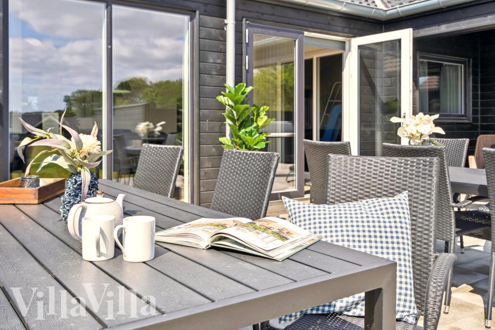 Njut av en grillkväll på terrassen i lyxstuga nr 972 i Nordjylland