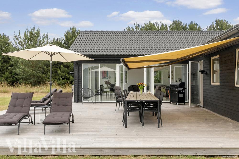 Njut av en grillkväll på terrassen i lyxstuga nr 969 i Lolland/Falster/Møn