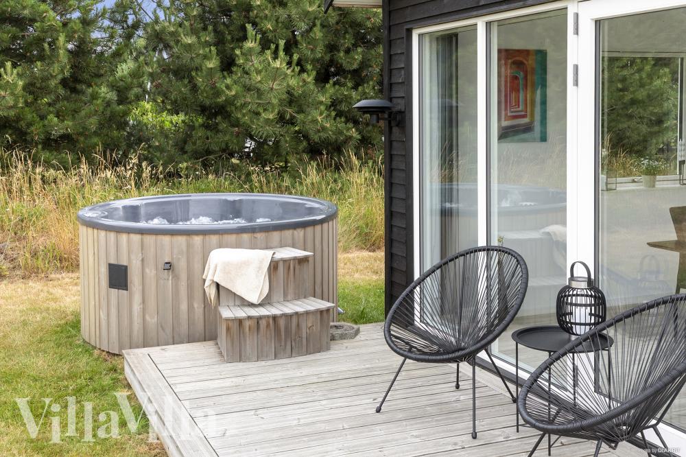 Det finns bubbelpool och 6 sovrum i lyxstuga nr 969.